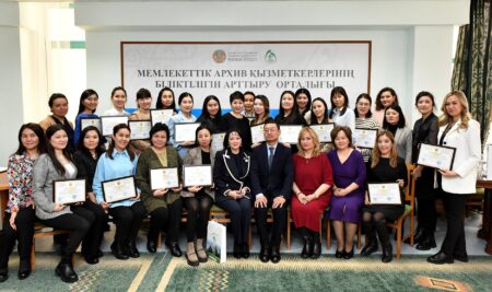 Назарбаев зияткерлік мектептерінің архивариустарына сертификаттар табыс етілді